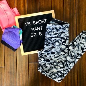 🖤🤍 Adorable Victoria Sport Leggings! 🖤🤍